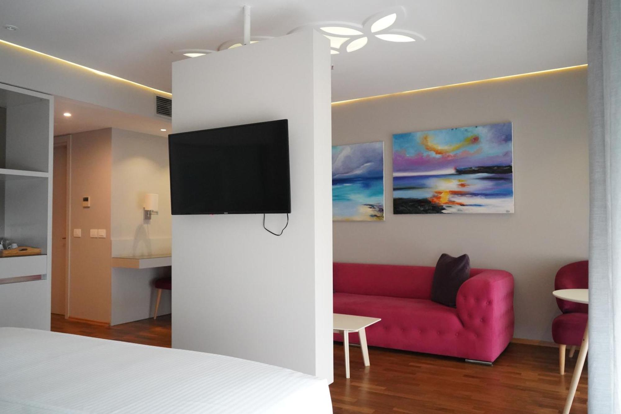 Bougainville Bay Hotel